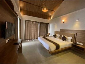 Deluxe Room, Balcony | Desk