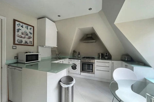 Basic Apartment, Multiple Beds | Private kitchen - Modern Top Floor 2BD Flat - Kensington (London)