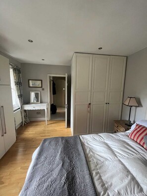Basic Apartment, Multiple Beds - Modern Top Floor 2BD Flat - Kensington (London)