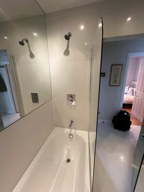 Appartement de base, Plusieurs lits | Salle de bain | Serviettes fournies, savon, shampooing, papier de toilette