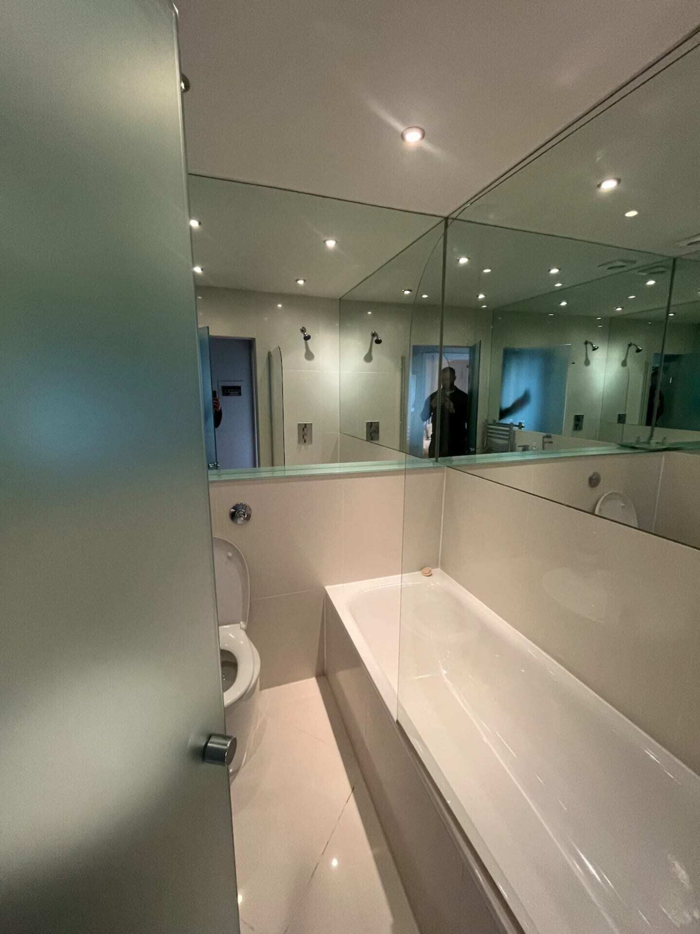 Eenvoudig appartement, meerdere bedden | Badkamer | Handdoeken, zeep, shampoo, toiletpapier