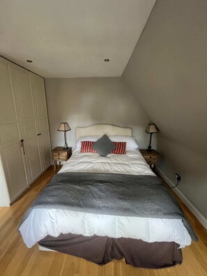 Departamento básico, varias camas | 2 habitaciones, tabla de planchar con plancha y ropa de cama 