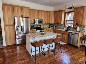 冷蔵庫、電子レンジ、オーブン、コンロ