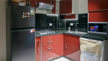 Geladeira, micro-ondas, cafeteira/chaleira, chaleira elétrica