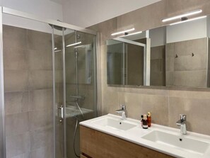 Chuveiro, secador de cabelo, toalhas de banho, sabonete