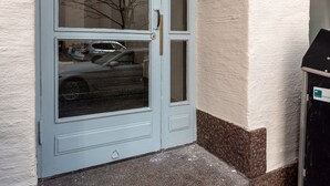 A building entrance with a double door, a mailbox, and a 'B' sign on the wall. - 2ndhomes Cozy Apartment with Park View (Helsinki)