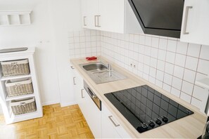 Køleskab, mikrobølgeovn, kogeplade, opvaskemaskine
