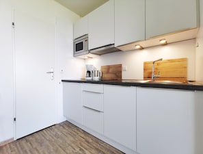 Køleskab, mikrobølgeovn, kogeplade, opvaskemaskine