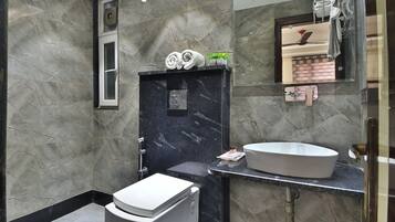 Shower, rainfall showerhead, free toiletries, towels