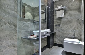 Shower, rainfall showerhead, free toiletries, towels - Hotel Vanson Delite (New Delhi)