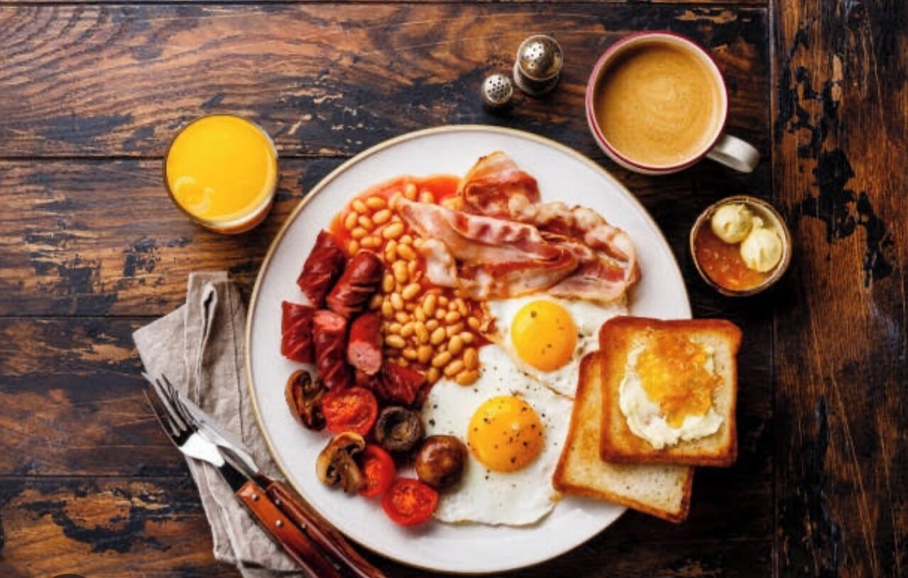 Desayuno con opciones de la cocina local incluido todos los días 