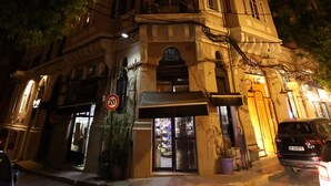 Un edificio de varios pisos con una tienda en la planta baja y apartamentos en los pisos superiores.