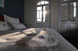 Deluxe-Doppel- oder -Zweibettzimmer | Zimmersafe, Schreibtisch, laptopgeeigneter Arbeitsplatz