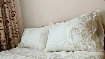 Ropa de cama hipoalergénica, colchones con pillow-top y wifi gratis