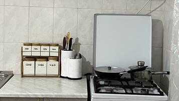 Refrigerador con freezer, microondas, plancha de cocina