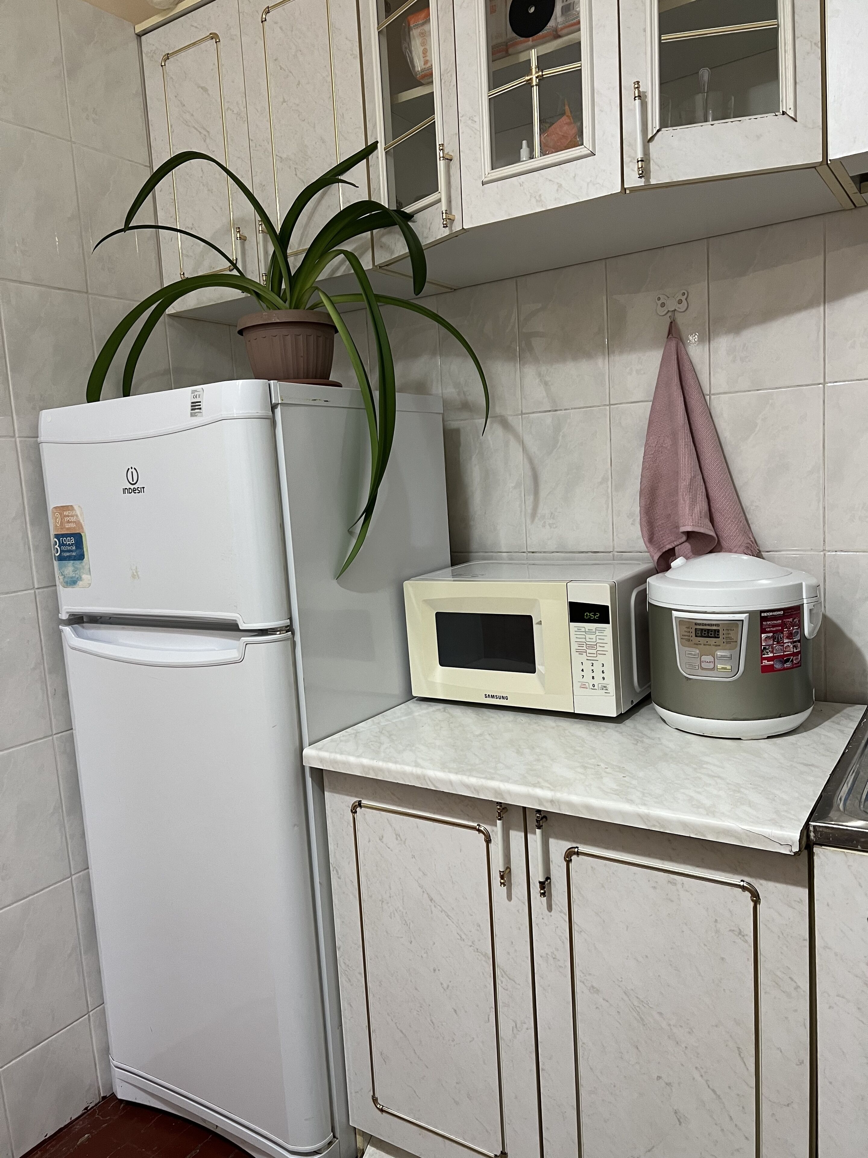 Lemari es besar, microwave, dan penggorengan