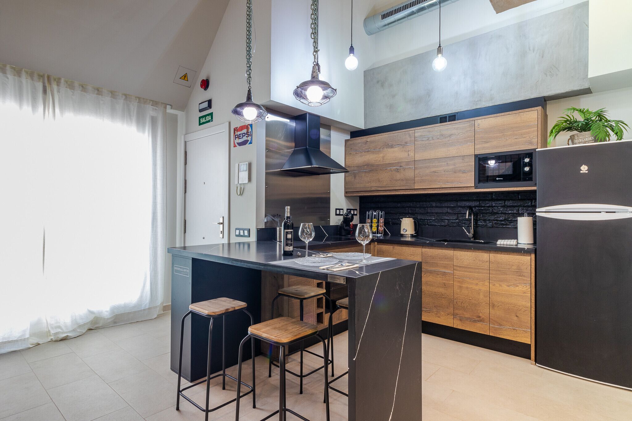 Flatguest Industrial Loft PLUS by Marina Suites - WIFI