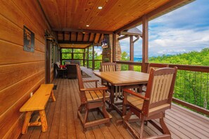 Outdoor dining - ALongViewSplash: Pool, Mtn View, Pet-Friendly, Theater, Game Room, Hot Tub, WiFi (Sevierville)