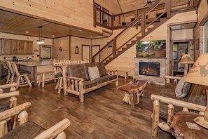 Interior - Grouse Mtn Lodge: Indoor Pool, Mtn View, Theater, Game Room, Hot Tub, WiFi (Sevierville)