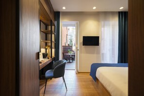 Quarto casal superior | Cofres nos quartos, escrivaninha, cortinas blackout