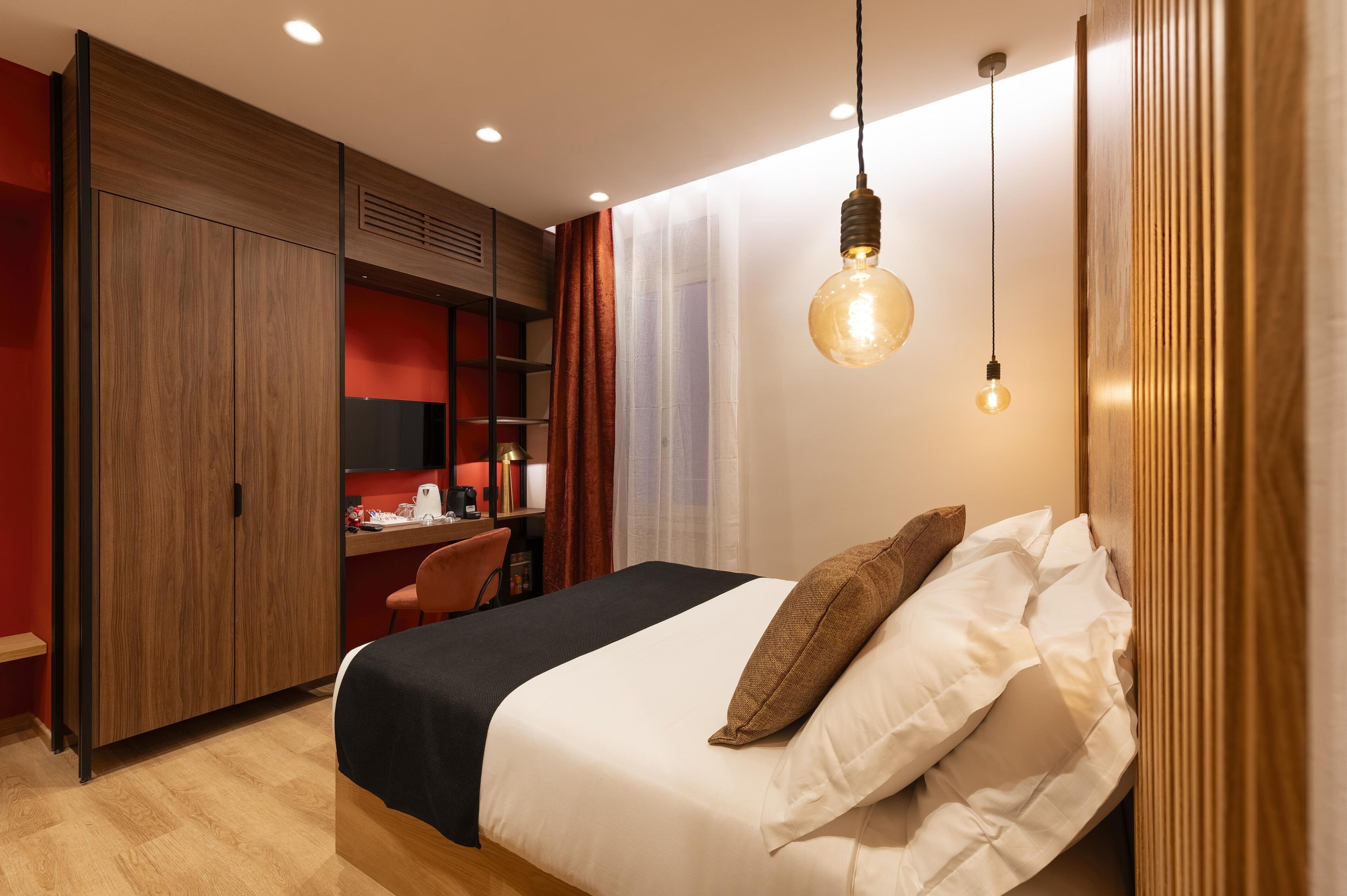 Une chambre à coucher moderne, avec un lit, un bureau et une armoire.