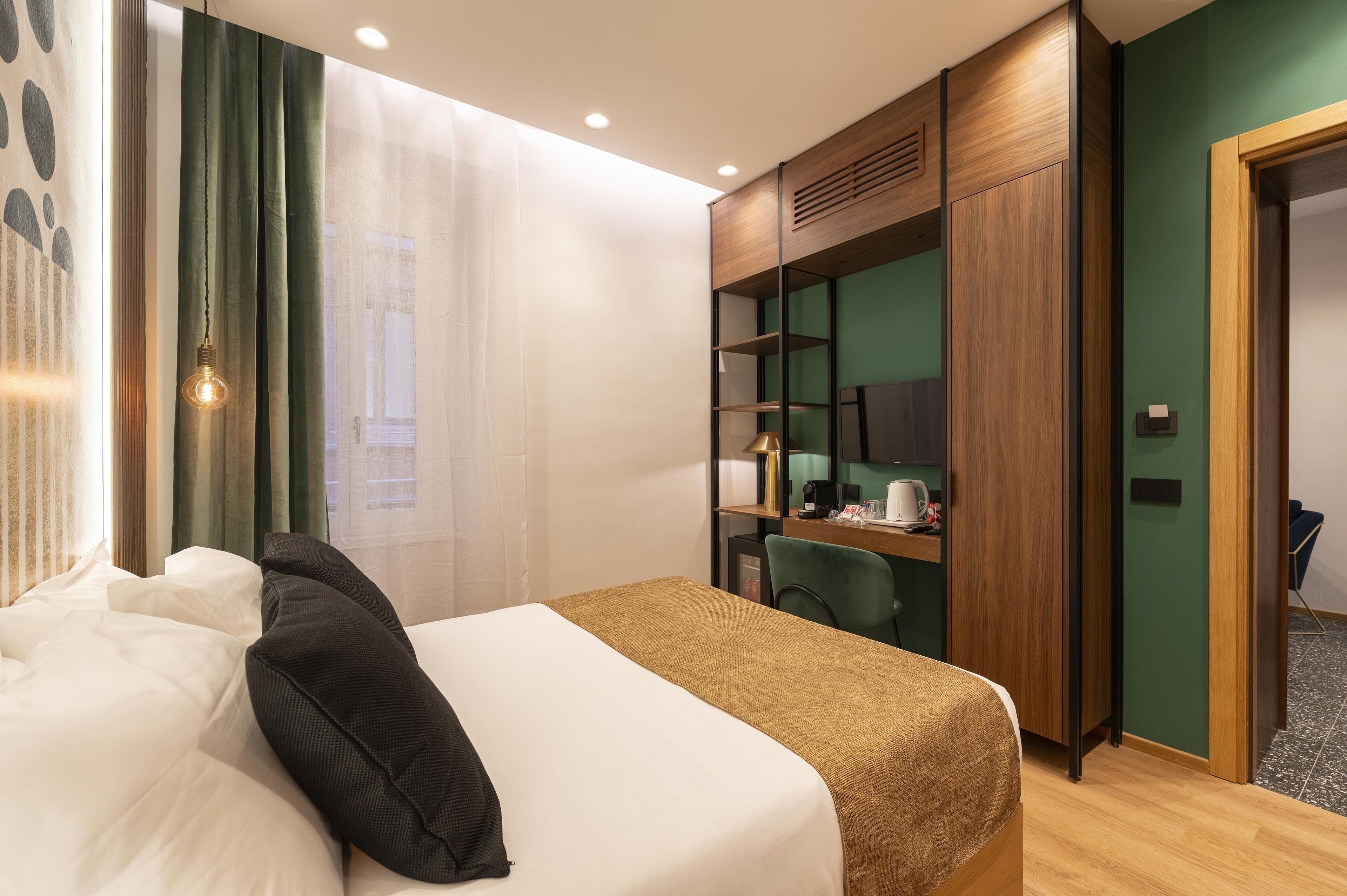 Ein Hotelzimmer mit einem Bett, einem Schreibtisch und einem Kleiderschrank.