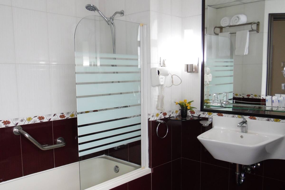Bồn tắm, đồ dùng nhà tắm miễn phí, máy sấy tóc 