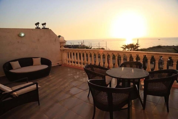 Superior Room, 1 Bedroom, Sea View, Oceanfront | Hypo-allergenic bedding, down duvets, Select Comfort beds, minibar