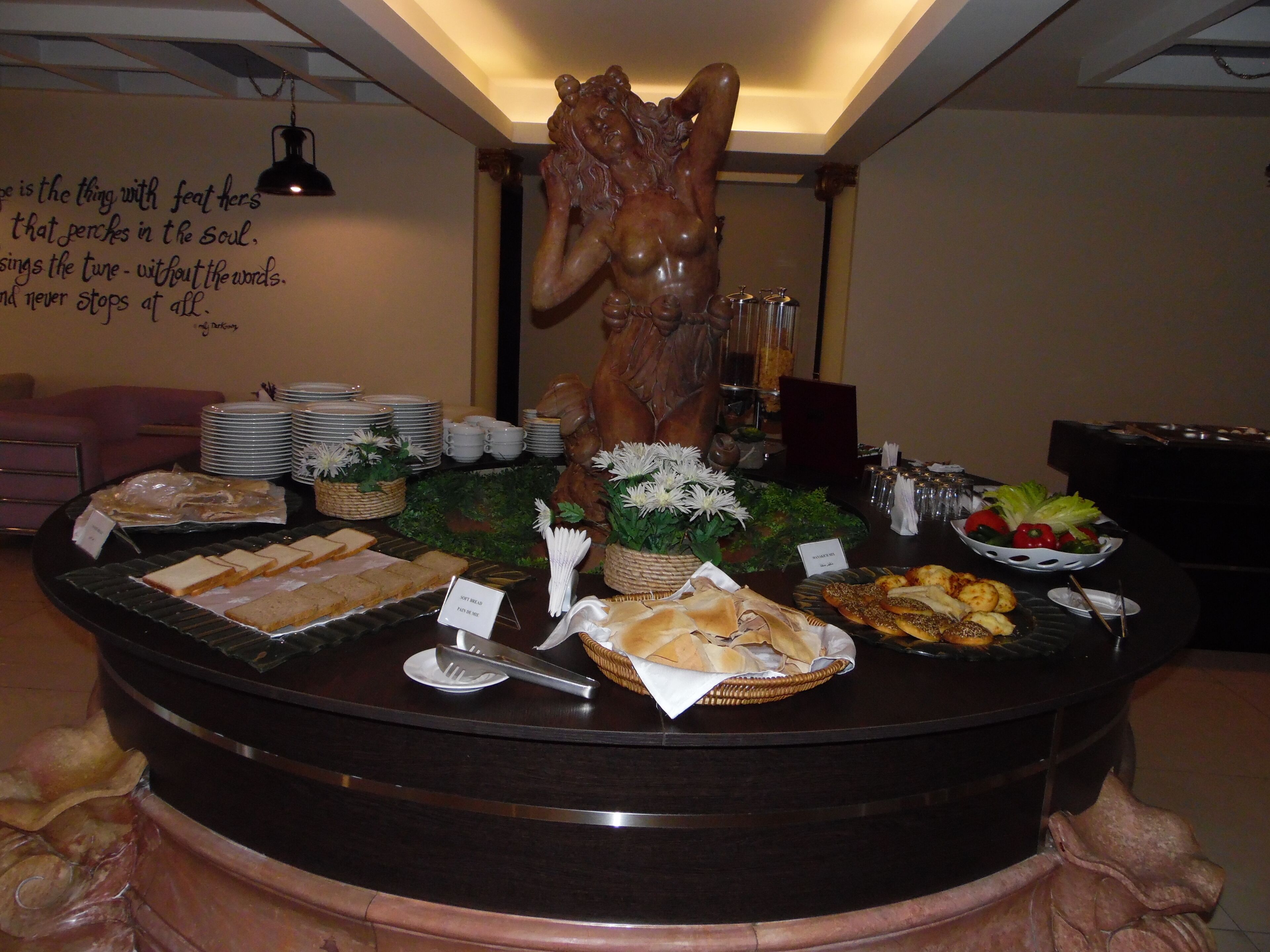 Un buffet proposant une variété de plats, d’assiettes et de couverts.