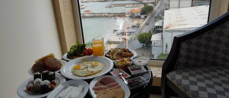 Deluxe Double or Twin Room | Hypo-allergenic bedding, down comforters, Select Comfort beds, minibar