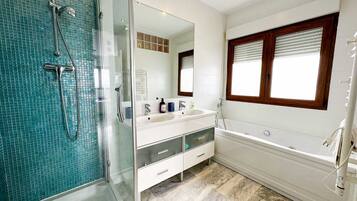 Bathtub, hair dryer, towels