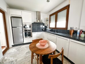Kühlschrank, Mikrowelle, Ofen, Geschirrspüler