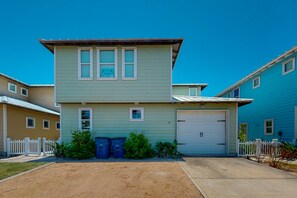 Exterior - Shared Pool, Golf Cart Access, Downtown, Close to Beach (Port Aransas)
