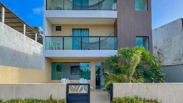 Vista frontal de la propiedad