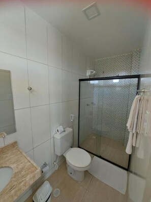 Tripla Exclusive | Bagno | Doccia, set di cortesia gratuito, asciugacapelli, asciugamani