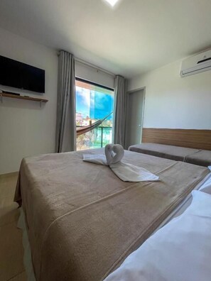 Exclusieve driepersoonskamer | Een minibar, individueel gemeubileerd, een laptopwerkplek, beddengoed