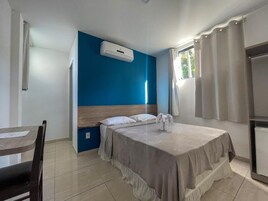 Habitación doble | Minibar, mobiliario individual, espacio para trabajar con un portátil