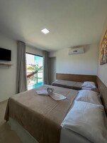 Habitación triple exclusiva | Minibar, mobiliario individual, espacio para trabajar con un portátil