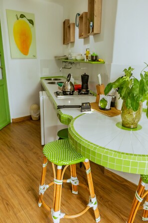 Fridge, coffee/tea maker, cookware/dishes/utensils, dining tables