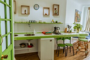 Refrigerador, cafetera y tetera, utensilios de cocina y comedor 