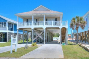 Exterior - Stay at Reel Estate, a spacious 3-bedroom home in Oak Island, perfect for beach lovers! (Oak Island)