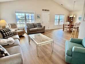 TV connectée, lecteur de DVD, livres