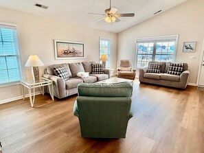 TV connectée, lecteur de DVD, livres