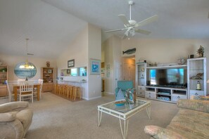 Smart TV, DVD player, books - Stay at Reel Estate, a spacious 3-bedroom home in Oak Island, perfect for beach lovers! (Oak Island)