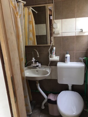 Cabin | Bathroom | Shower, towels - Bungalow Kuca Mukadessa (Gornji Zovik)