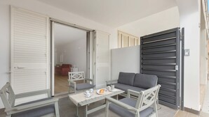 A balcony with a table, chairs, and a sofa. - 3306 Villino Terracielo su Barbarhouse (Porto Cesareo)
