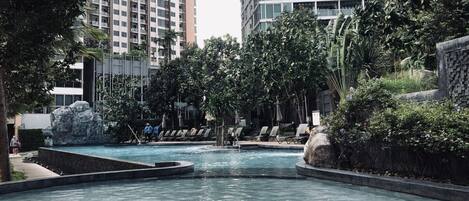 Una piscina al aire libre