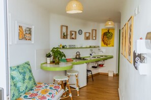 Refrigerador, cafetera y tetera, utensilios de cocina y comedor 