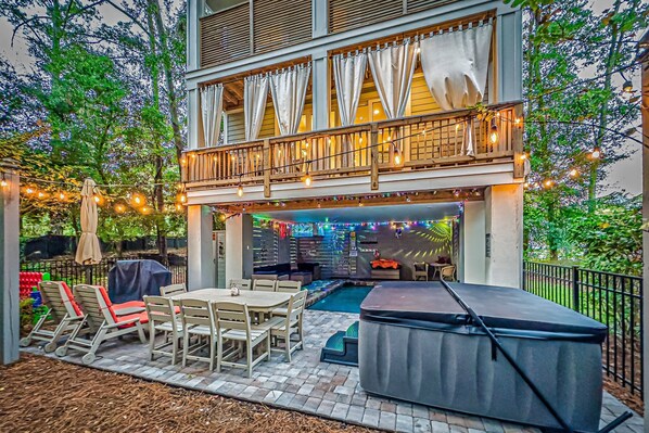 Outdoor dining - Luxury Beach House, Heated Pool, Hot Tub, 3D Theater, Walk to Beach (Hilton Head Island)