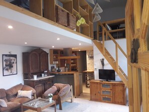 TV, books, computer monitors - Central apartment with free parking (Budapest)